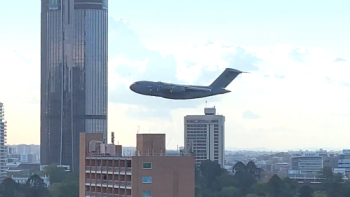 Απίστευτο! Γιγαντιαίο αεροπλάνο περνάει ανάμεσα από κτίρια (ΒΙΝΤΕΟ)