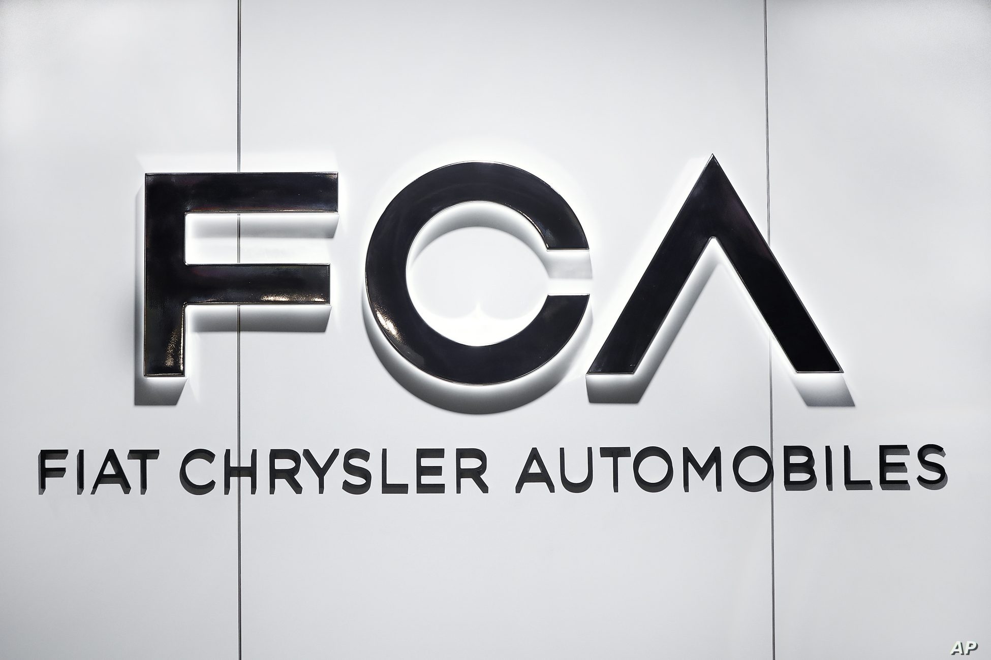 WSJ: Σε συνομιλίες συγχώνευσης η Fiat Chrysler και Peugeot