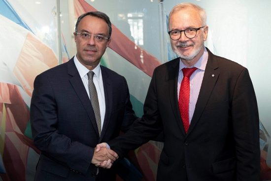 Σταϊκούρας – Hoyer: Ύψιστη προτεραιότητα η αύξηση των ιδιωτικών και δημόσιων επενδύσεων