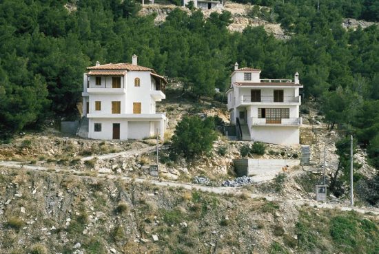 Χάθηκαν από το αναπτυξιακό νομοσχέδιο οι ρυθμίσεις για τα αυθαίρετα