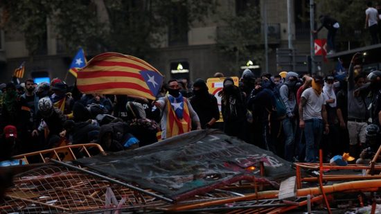 Βαρκελώνη: Σφοδρές συγκρούσεις διαδηλωτών με αστυνομικούς – Την πολιτοφυλακή στέλνει η Μαδρίτη