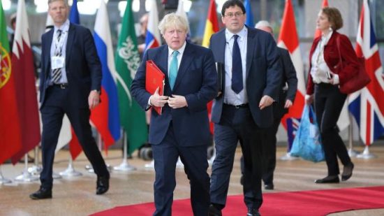 Brexit: Ο Τζόνσον προσπαθεί να προλάβει τη «νύχτα με τις μάσκες»