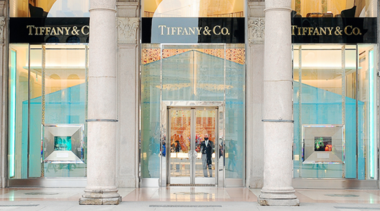 H LVMH θέλει οπωσδήποτε την Tiffany – Αυξάνει την προσφορά στα 16 δισ.