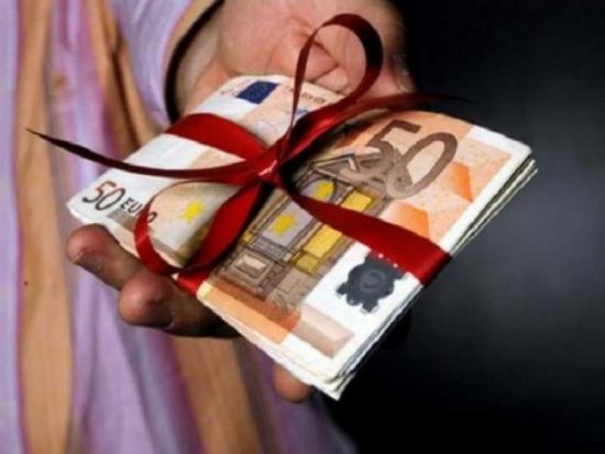 Νωρίτερα το δώρο Χριστουγέννων στους ανέργους