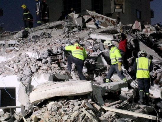 Αλβανία: Η ΕΜΑΚ έσωσε δύο ανθρώπους από τα χαλάσματα (Βίντεο)