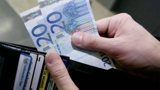 Επικουρικές: Έκοψαν ως 300 ευρώ τον μήνα από 300.000 συνταξιούχους!