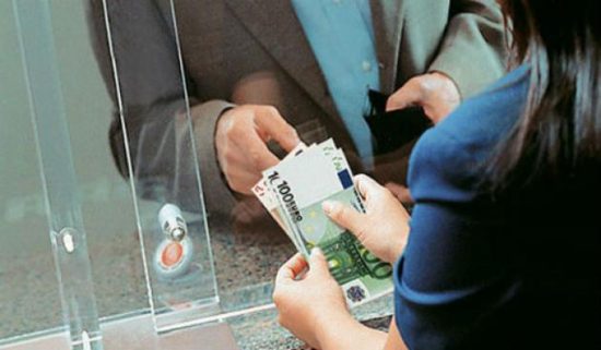 Σε λογαριασμούς και πληρωμή φόρων το 44% του μηνιαίου εισοδήματος