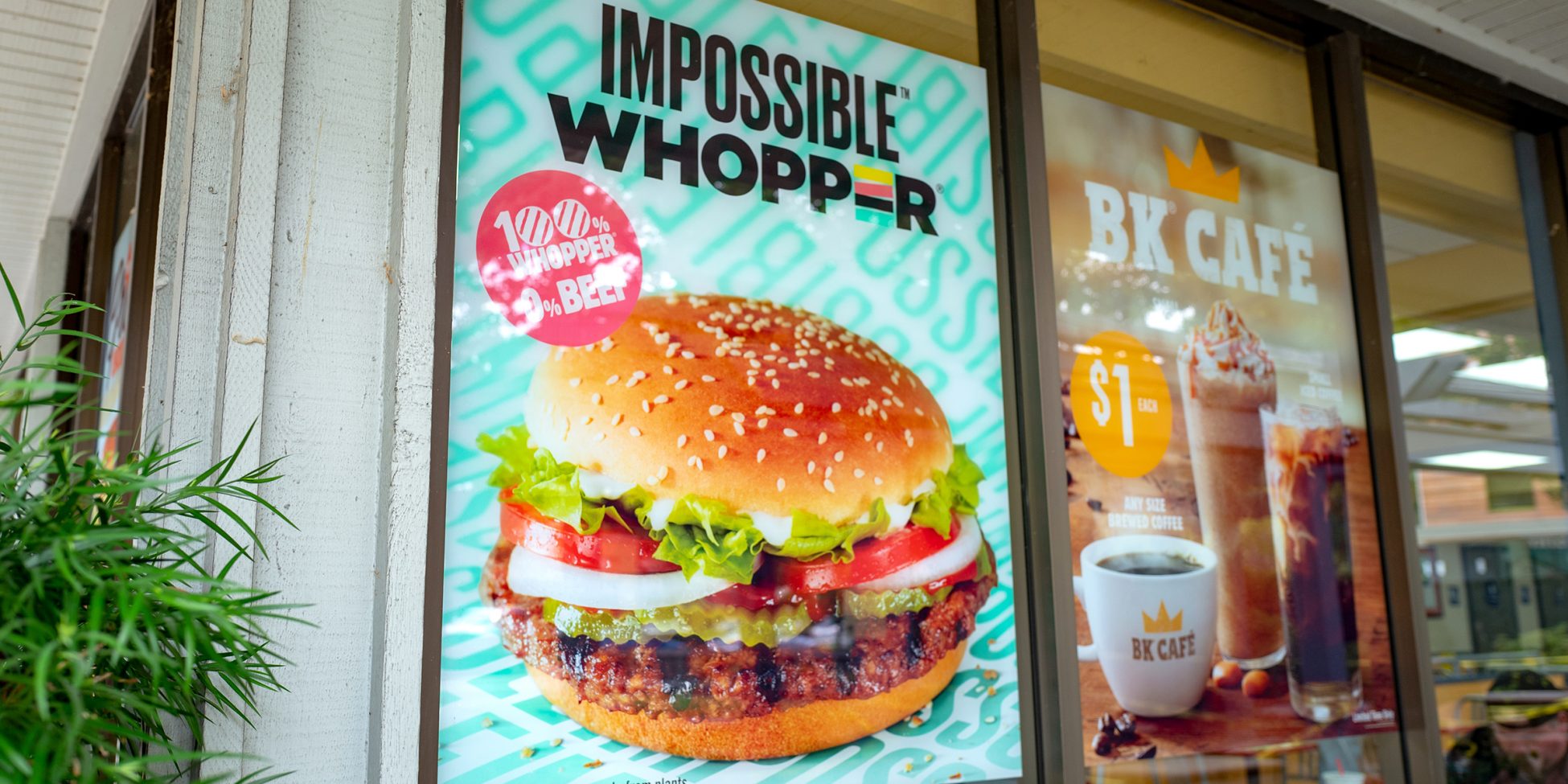 Burger King: Κατηγορούνται ότι έψηναν vegan burger μαζί με το… κρέας