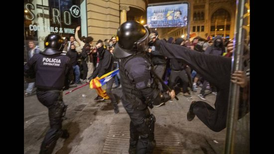 Ισπανία: Αστυνομική επιχείρηση κατά συγκέντρωσης Καταλανών αυτονομιστών