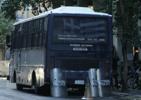 Επιχείρηση της ΕΛ.ΑΣ. στα Εξάρχεια – Προσαγωγές υπόπτων σε πολυκατοικία