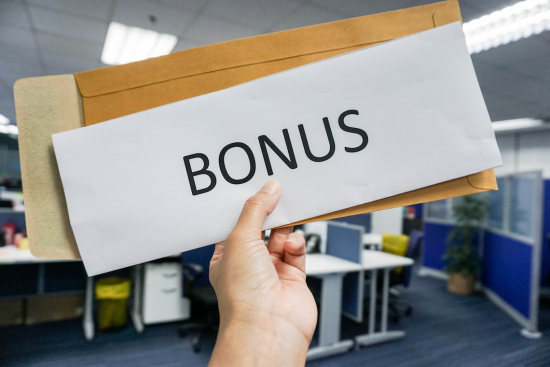 Ανατροπή: Πώς και γιατί επιστρέφουν τα bonus στις τράπεζες
