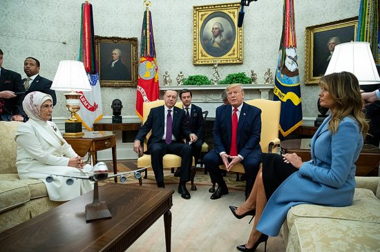 Συνάντηση Τραμπ – Ερντογάν: Φιλοφρονήσεις, κοπλιμέντα και… deal €100 δισ.