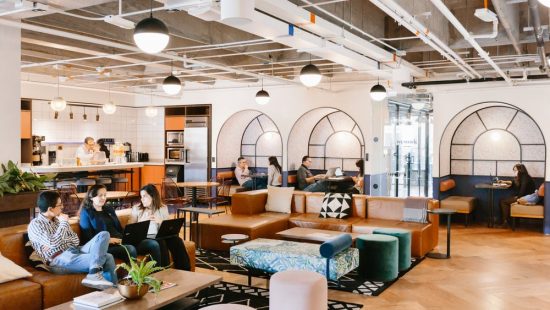 H WeWork από τον θρίαμβο, περνά στις μαζικές απολύσεις