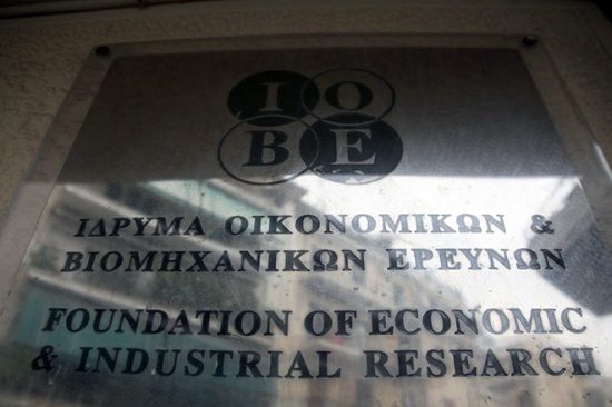 IOBE: Έκτακτα μέτρα και η οικονομική πολιτική «σώζουν» δουλειές και εισοδήματα
