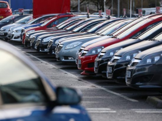 Άνοδος 4,9% στις πωλήσεις νέων αυτοκινήτων στην Ευρώπη – Στροφή στα φθηνότερα ηλεκτροκίνητα