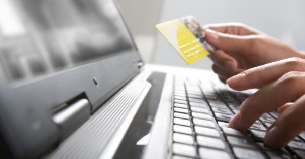 Αγορές μέσω διαδικτύου: «Έκρηξη» 125,5% σε βάθος 10ετίας