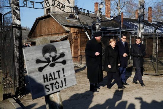 Η Μέρκελ στο Άουσβιτς, ενώ το SPD κρίνει το μέλλον της κυβέρνησης