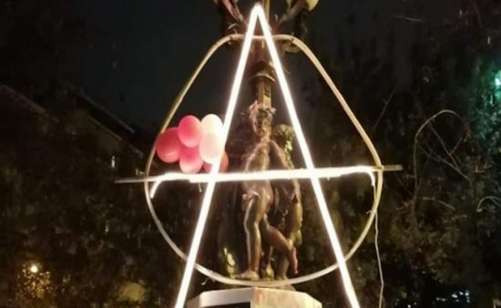 Εξάρχεια: Ξανάκαψαν το δέντρο και το «στόλισαν» με το «Α» των αναρχικών