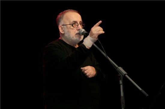 Το μεσημέρι η πολιτική κηδεία του Θάνου Μικρούτσικου