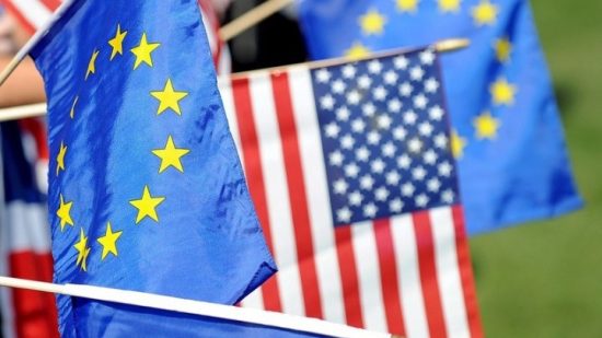 ΕΕ και ΗΠΑ βάζουν τέλος στους εμπορικούς δασμούς – Ζητούν νέα έρευνα για την προέλευση της πανδημίας