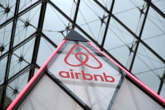 Αντιδράσεις από τη γαλλική Ομοσπονδία Τουρισμού για τη «νίκη» της Airbnb