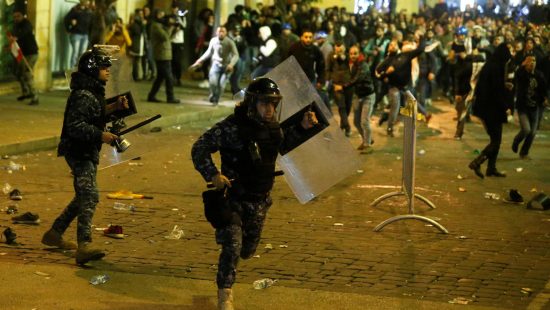 Λίβανος: Βίαιες συγκρούσεις αστυνομίας – διαδηλωτών λόγω οικονομικής κρίσης