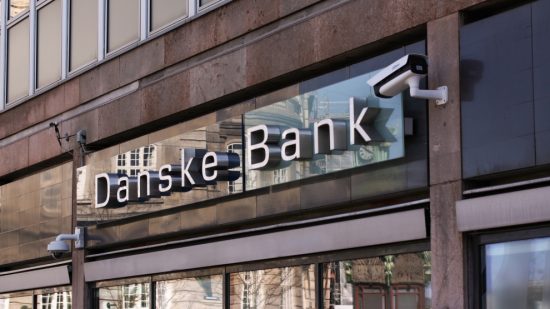 «Καμπάνα» στην Danske Bank: Πόσα θα πληρώσει στη Δανία για το σκάνδαλο με το ξέπλυμα χρήματος