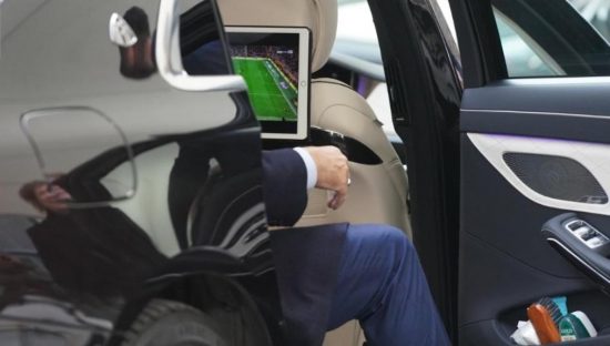 Ο Ερντογάν πήγε στη διάσκεψη βλέποντας ποδόσφαιρο – την ώρα που οι σωματοφύλακές του έσπρωχναν κόσμο