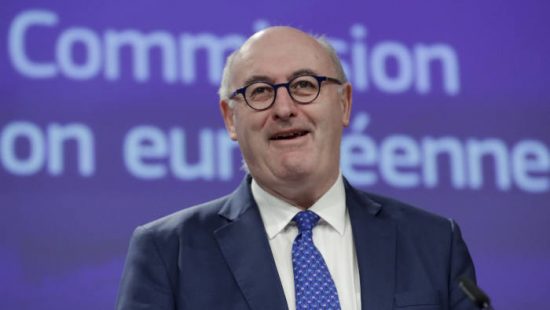 Αυξάνονται οι πιέσεις στον Επίτροπο Χόγκαν να παραιτηθεί