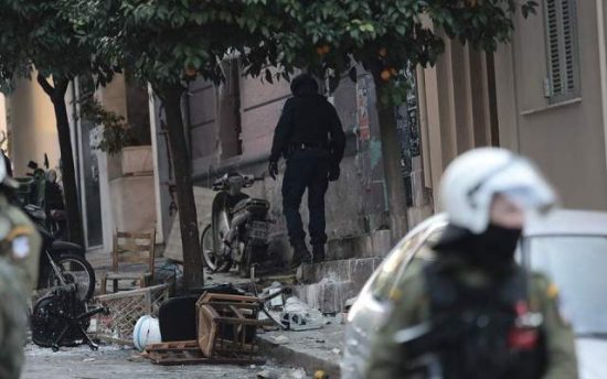 Κουκάκι: Η ρίψη τσιμεντόλιθων είναι κακούργημα, λένε ποινικολόγοι