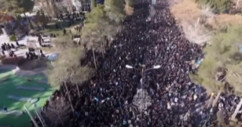 Στους δρόμους οι Ιρανοί για τη «δολοφονία του μάρτυρα» Σολεϊμανί – Αγορές στο κόκκινο – Ανησυχούν οι επενδυτές