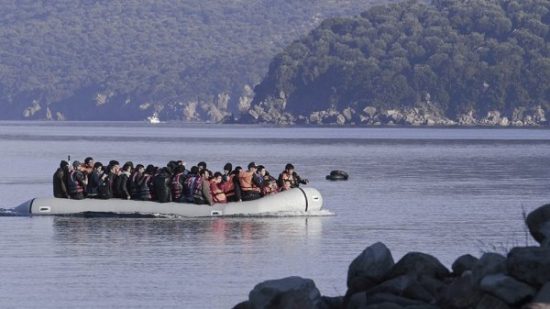 Διεθνή ΜΜΕ: Το σχέδιο της Ελλάδας να ανακόψει τις προσφυγικές ροές και ο πλωτός φράχτης