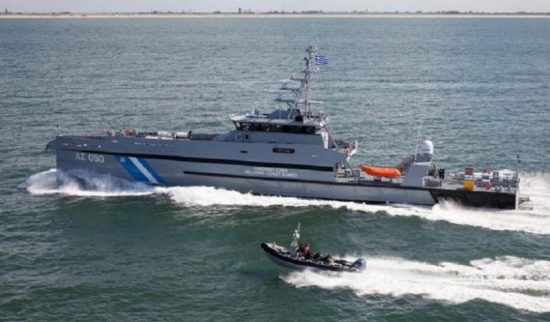 Θρίλερ με 193 μετανάστες που αποβιβάστηκαν μετά από προσάραξη φορτηγού πλοίου στην Κέα