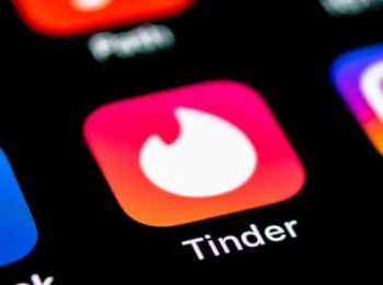 Aπάτες σε εφαρμογές dating: Τι αλλάζει στο Tinder για να προστατευτούν οι χρήστες