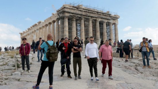 Έσοδα άνω του 1% του ελληνικού ΑΕΠ από τους Βρετανούς τουρίστες