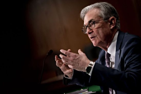 Πάουελ (Fed): Δεν χρειάζεται να βιαστούμε να μειώσουμε τα επιτόκια