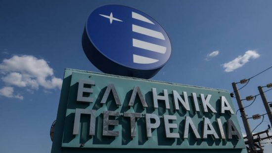 ΕΛΠΕ: Μπαίνουν στην… πρίζα με νέα εταιρεία στην ηλεκτροκίνηση