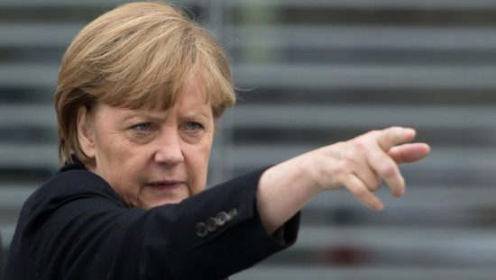 Ο Μέρκελ παύει στέλεχος του κόμματός της μετά το σκάνδαλο της Θoυριγγίας