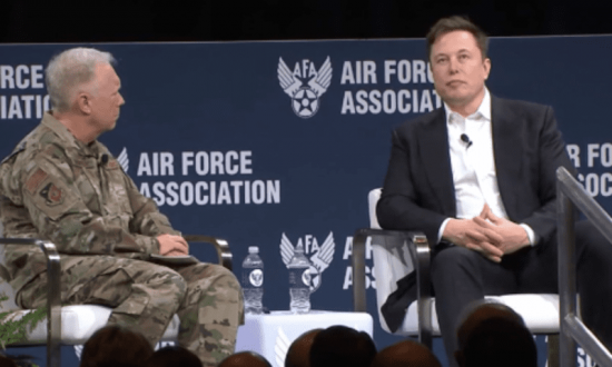 Ο Μασκ λέει σε πιλότους μαχητικών ότι η πολεμική αεροπορία τελείωσε…