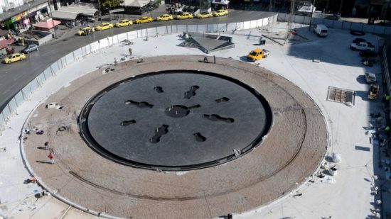 Ξαναφτιάχνουν από την αρχή την Πλατεία Ομονοίας – Δείτε φωτογραφίες