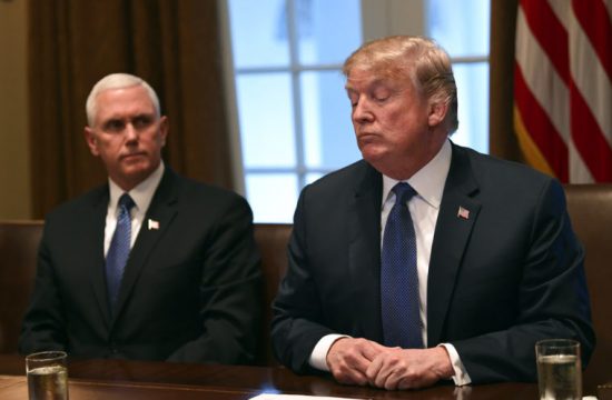 Μάικ Πενς: Αποσύρεται από τη διεκδίκηση του χρίσματος για τις προεδρικές εκλογές 2024