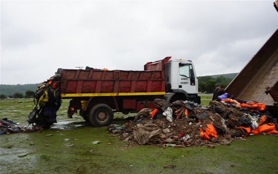 Λέσβος: Με σωσίβια και βάρκες αποκλείουν το σημείο όπου θα κατασκευαστεί νέα δομή