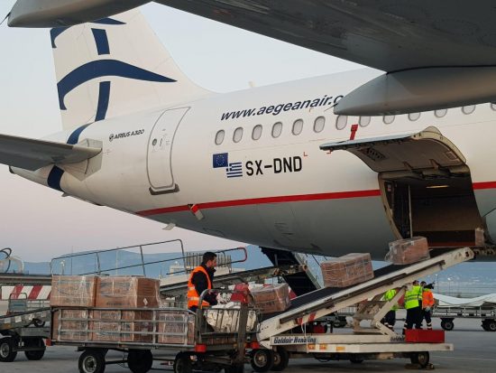 Ίδρυμα Ωνάση και ένωση εφοπλιστών έφεραν υγειονομικό υλικό με ειδική πτήση Aegean
