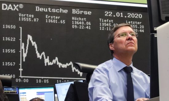 Διευρύνει τις απώλειες η Wall Street – «Βουτιά» 900 μονάδων για τον Dow Jones 