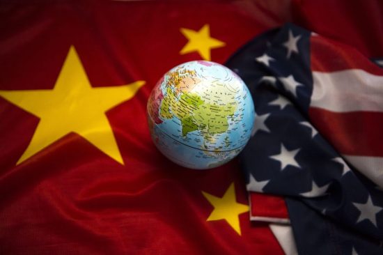 Η Αμερική ανοίγει διάπλατα την πόρτα της Ευρώπης στην Κίνα