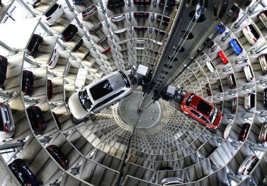 Αυτοκινητο-βιομηχανίες στη μέγγενη: Δραματική έκκληση της VW στην ΕΚΤ για βοήθεια