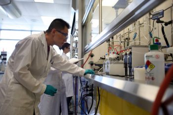 Σε διαπραγματεύσεις η ΕΕ για την εξασφάλιση του φαρμάκου Remdesivir