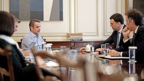 Κορωνοϊός: Σύσκεψη στο Μαξίμου – Isolation box σε νοσοκομεία