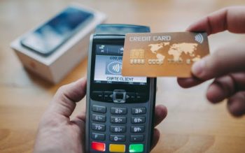 Σε εφαρμογή από Δευτέρα οι ανέπαφες συναλλαγές έως €50