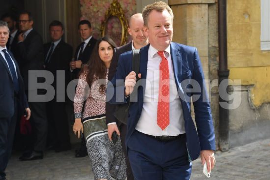 Θετικός στον ιό και ο βρετανός διαπραγματευτής του Brexit